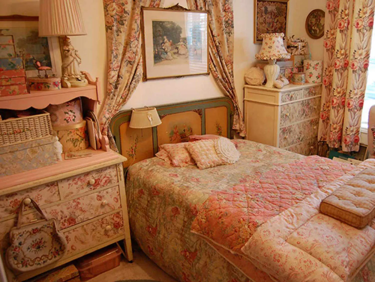 Vintage Chic: Decorating with Antique Finds