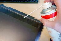 How to clean laptop fan and vents